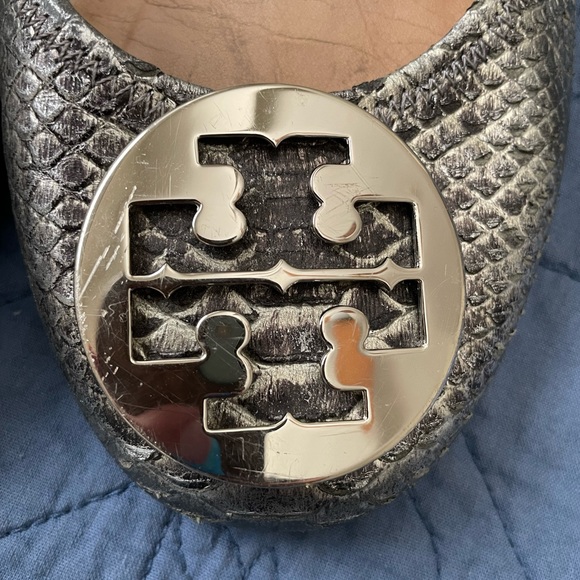 Tory Burch ballet slipper with silver TB emblem in snake print leather. Size 8.5 - Picture 3 of 4